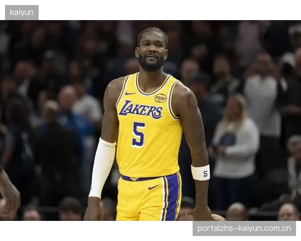 中锋艾顿需决定是否执行下赛季合同,其选择将取决于他在自由市场上能获得的机会。 中锋艾顿需决定是否执行下赛季合同,其选择将取决于他在自由市场上能获得的机会。